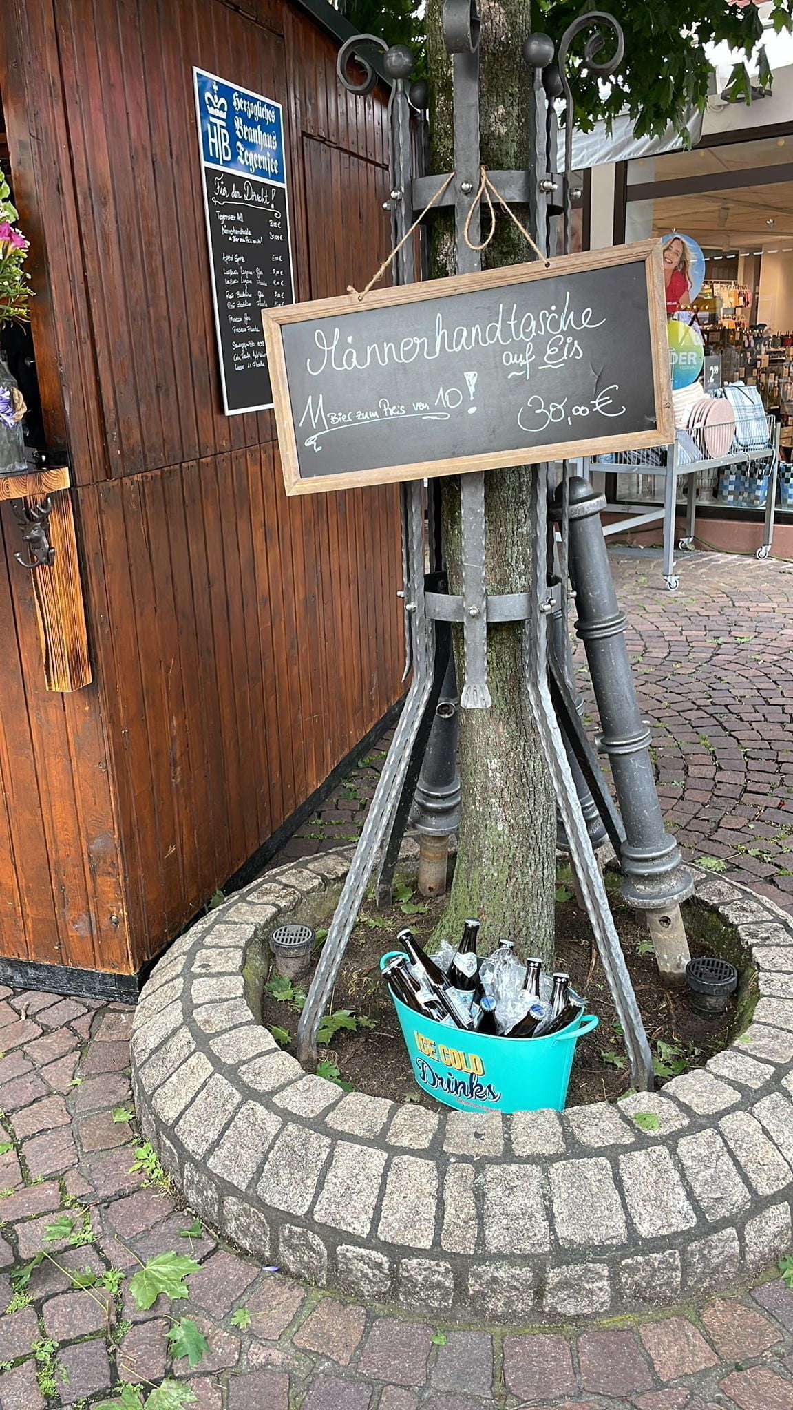 Sommer-Accessoires – Lederbeutel vor der Almhütte