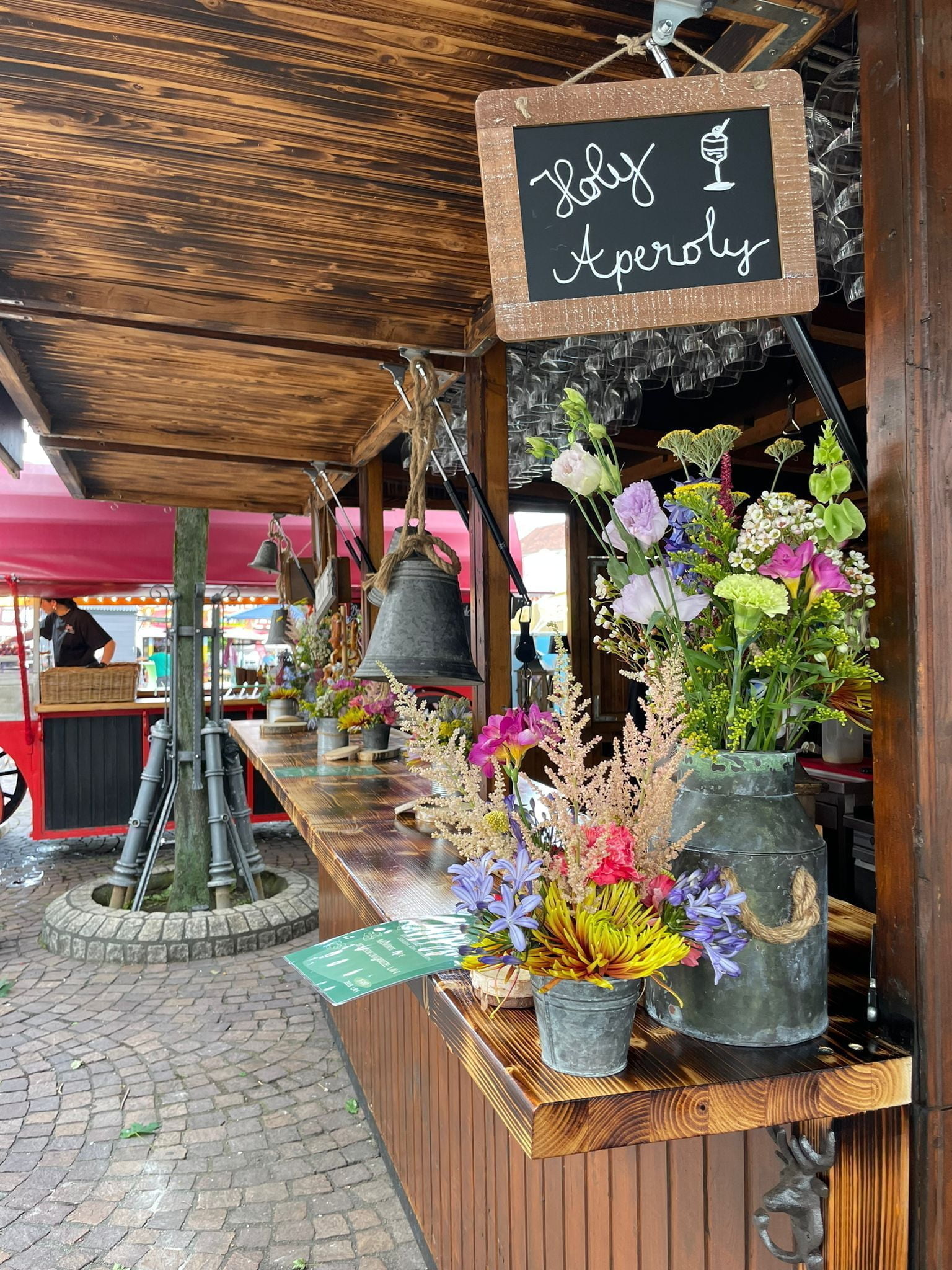 Die Almhütte im Sommer – Seitenansicht