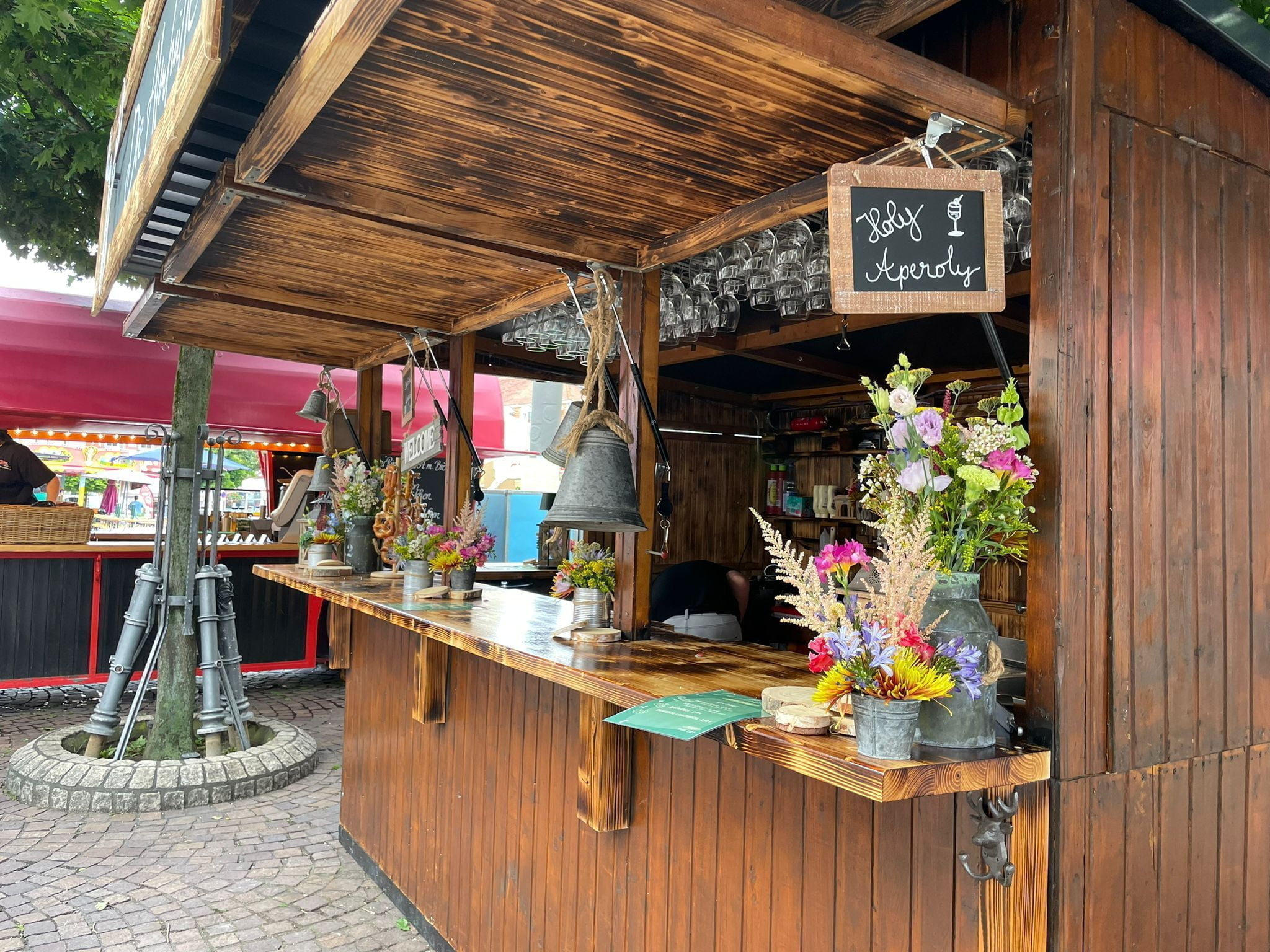 Die Almhütte im Sommer – Schrägansicht