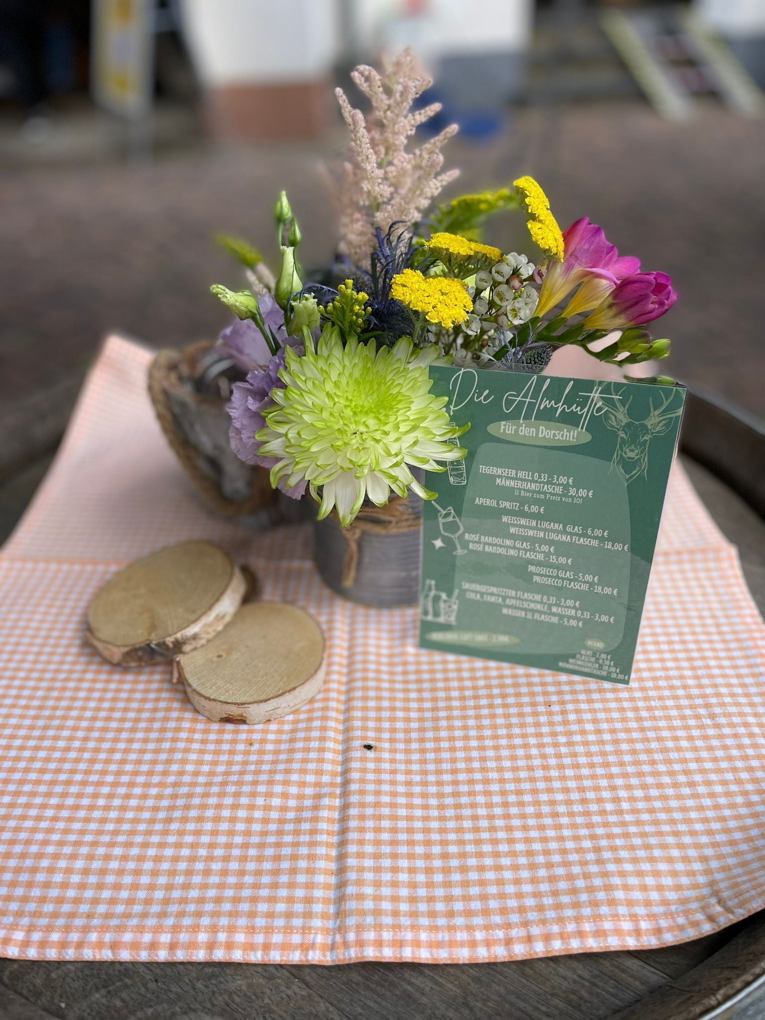 Sommerliche Tischdekoration an der Almhütte