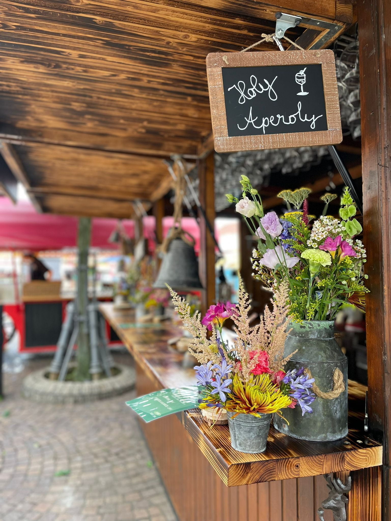 Die Almhütte im Sommer – Seitenansicht mit Deko