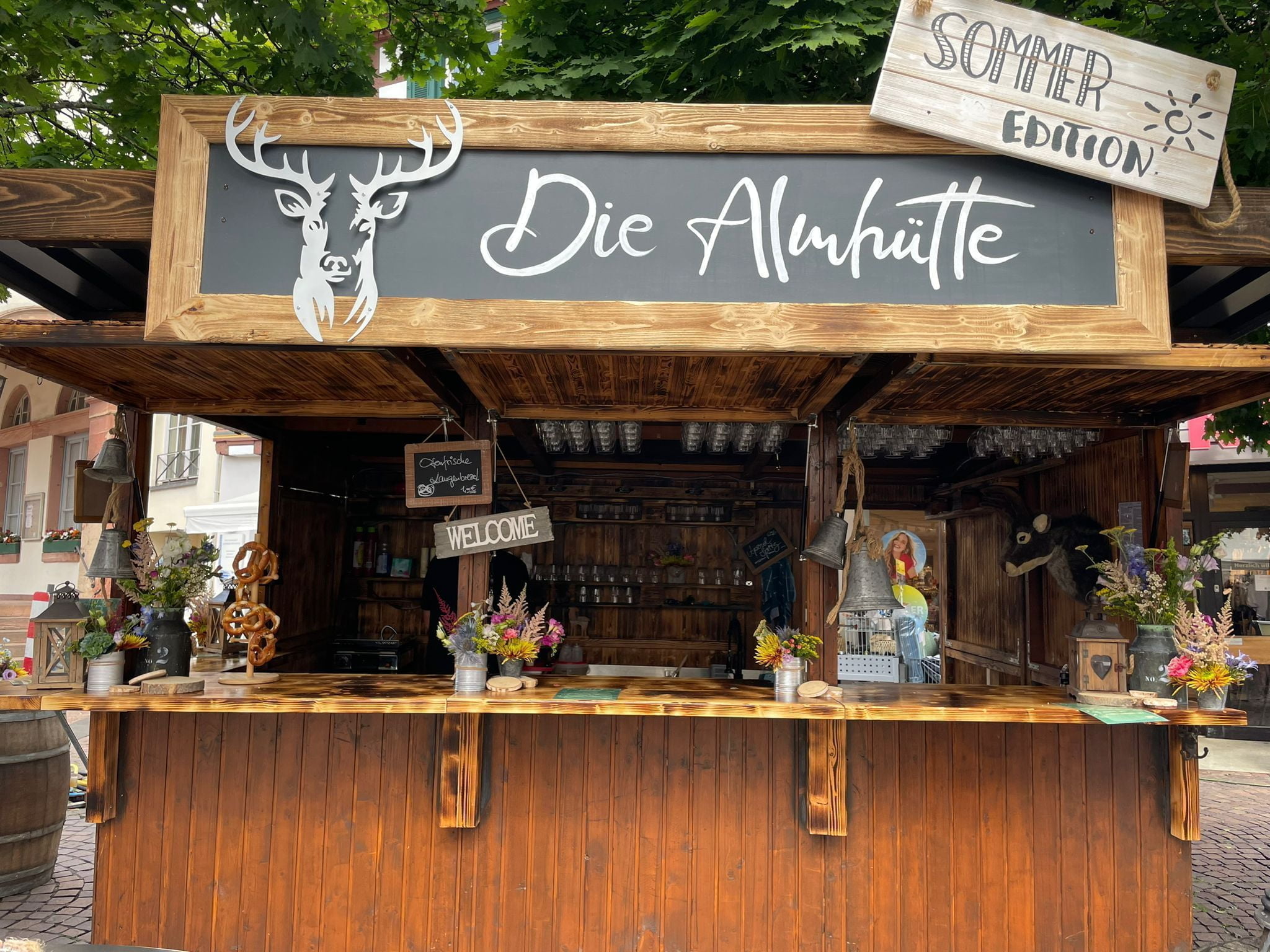 Die Almhütte im Sommer – Frontansicht