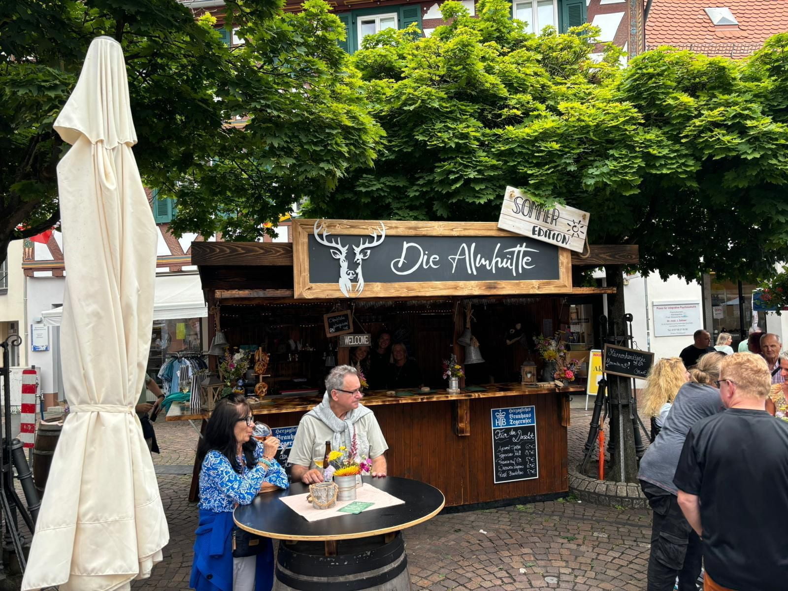 Die Almhütte im Sommer – mit Gästen