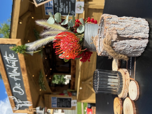 Die Almhütte an der Wallonischen Kirche Hanau – sommerliche Dekoration an der Almhütte