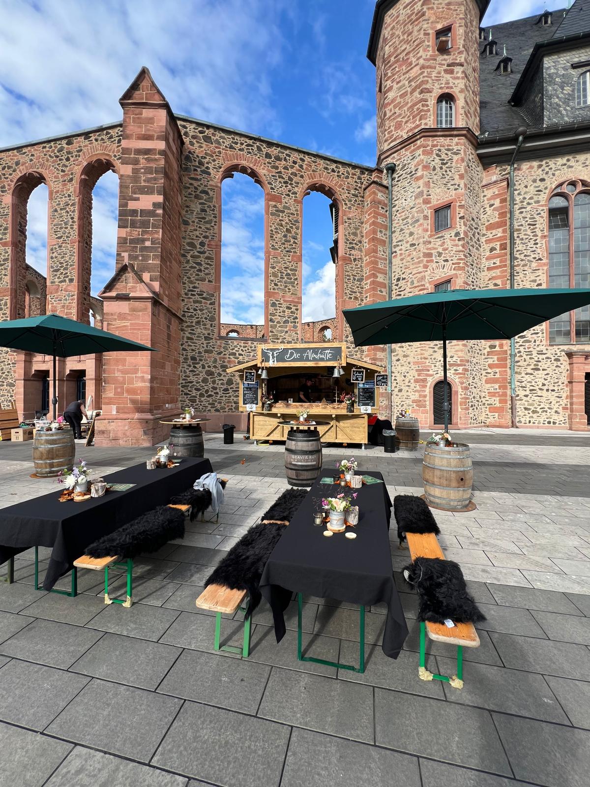 Die Almhütte an der Wallonischen Kirche Hanau – Überblick mit Bänken