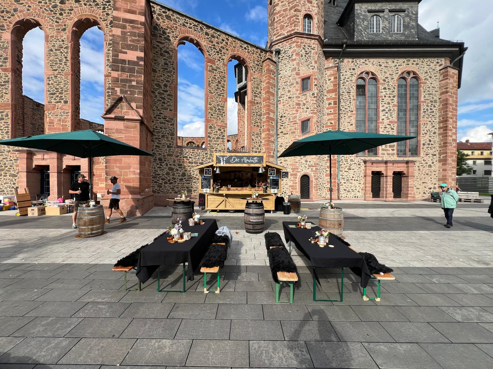 Die Almhütte an der Wallonischen Kirche Hanau – Überblick mit Bänken
