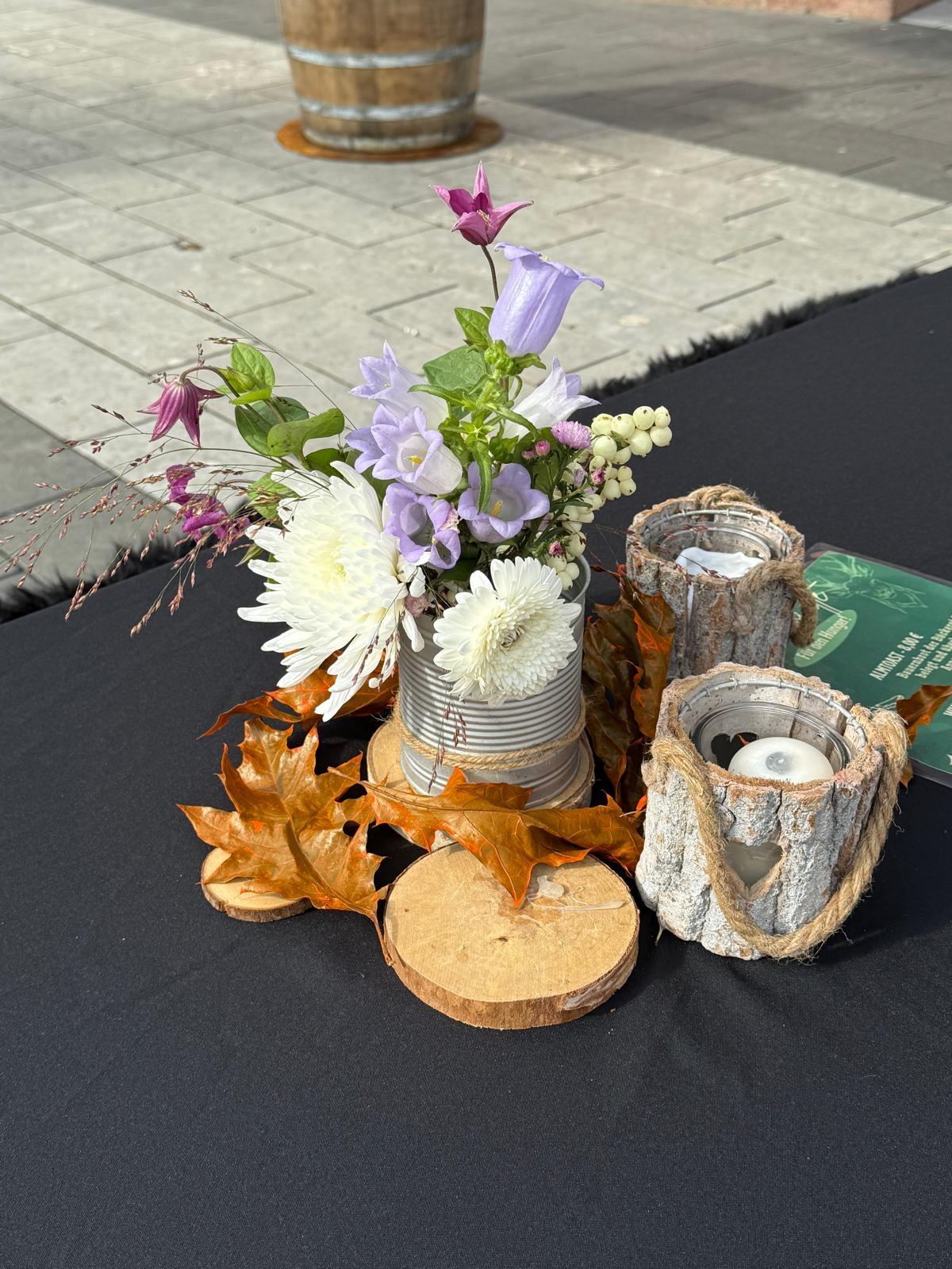 Die Almhütte an der Wallonischen Kirche Hanau – sommerliche Dekoration an der Almhütte