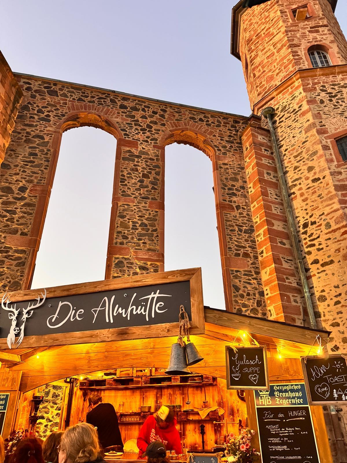 Die Almhütte an der Wallonischen Kirche Hanau – Abendstimmung