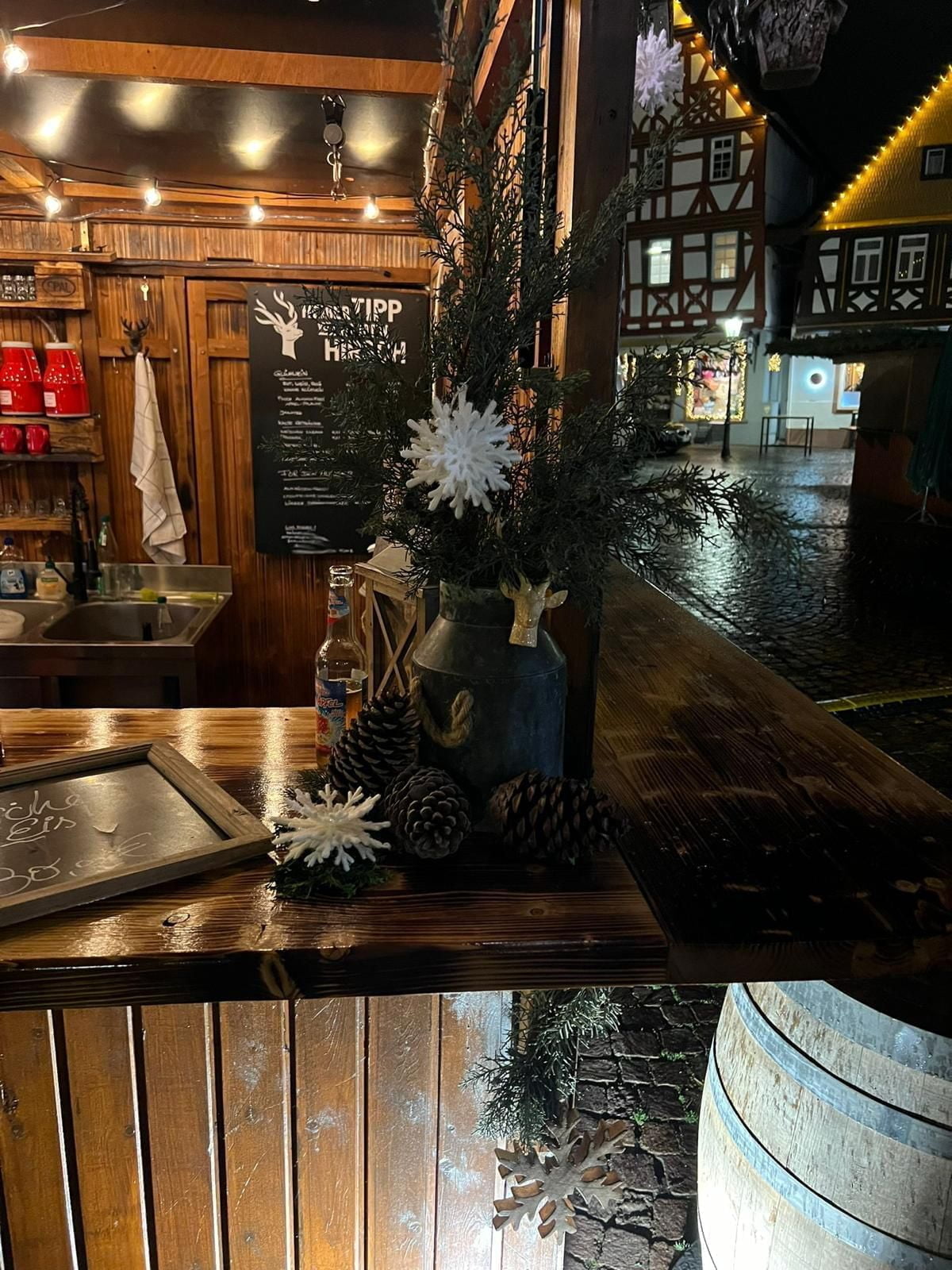 Winterliche Dekoration – Lichter und Tannenzweige