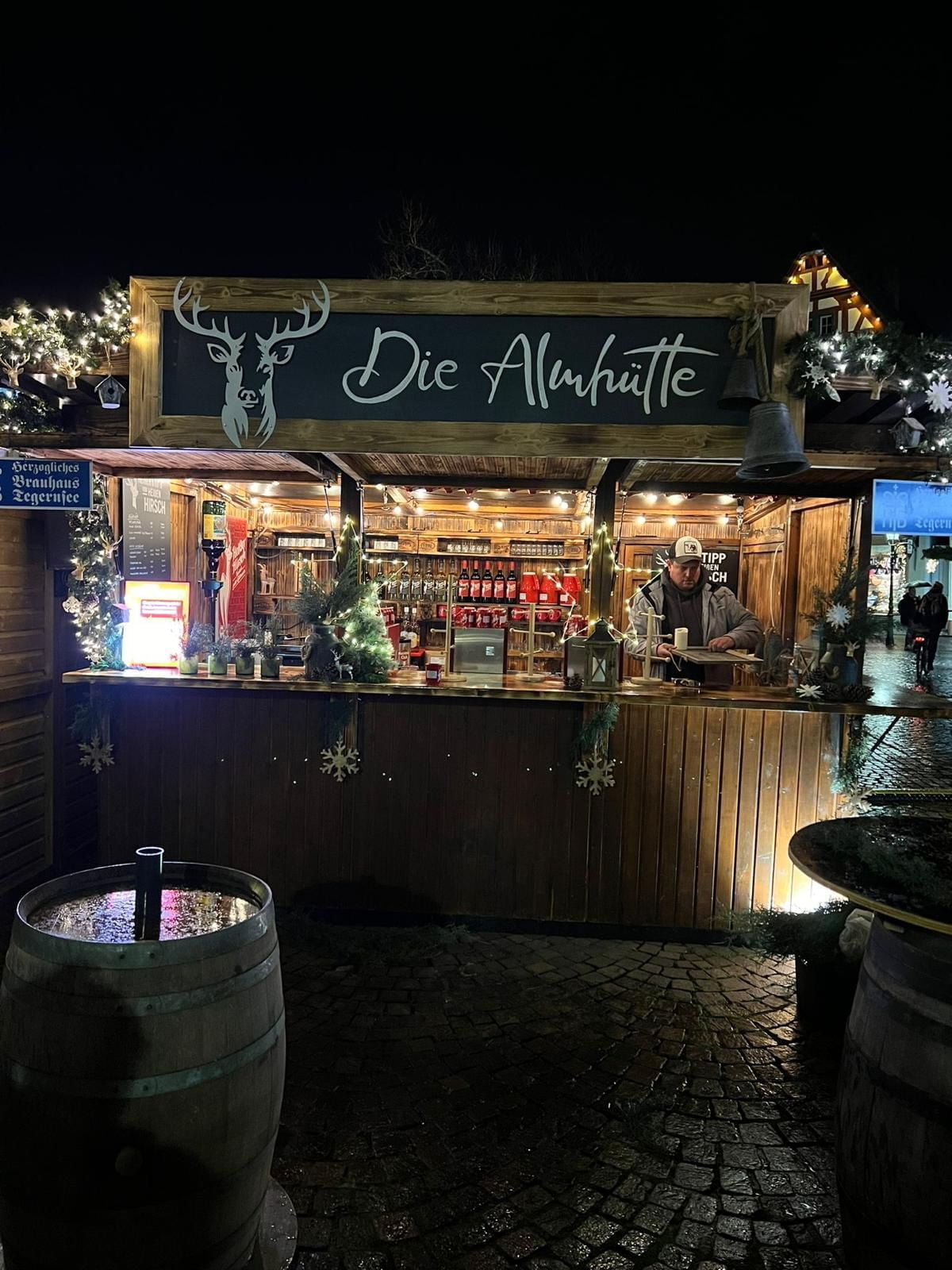 Die Almhütte im Winter – frontal