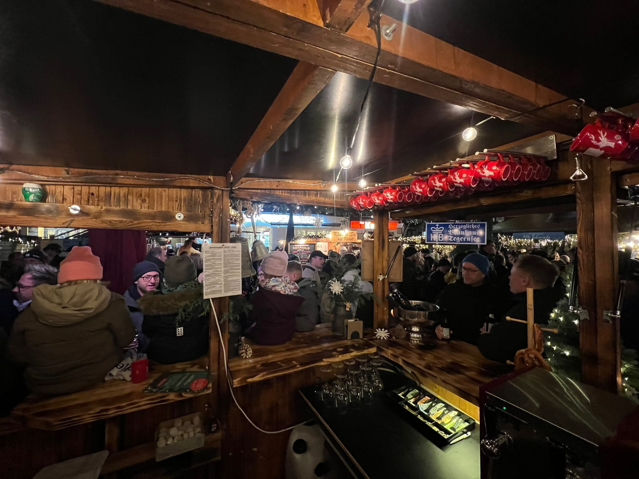 Die Almhütte im Winter – Innenansicht mit Gästen