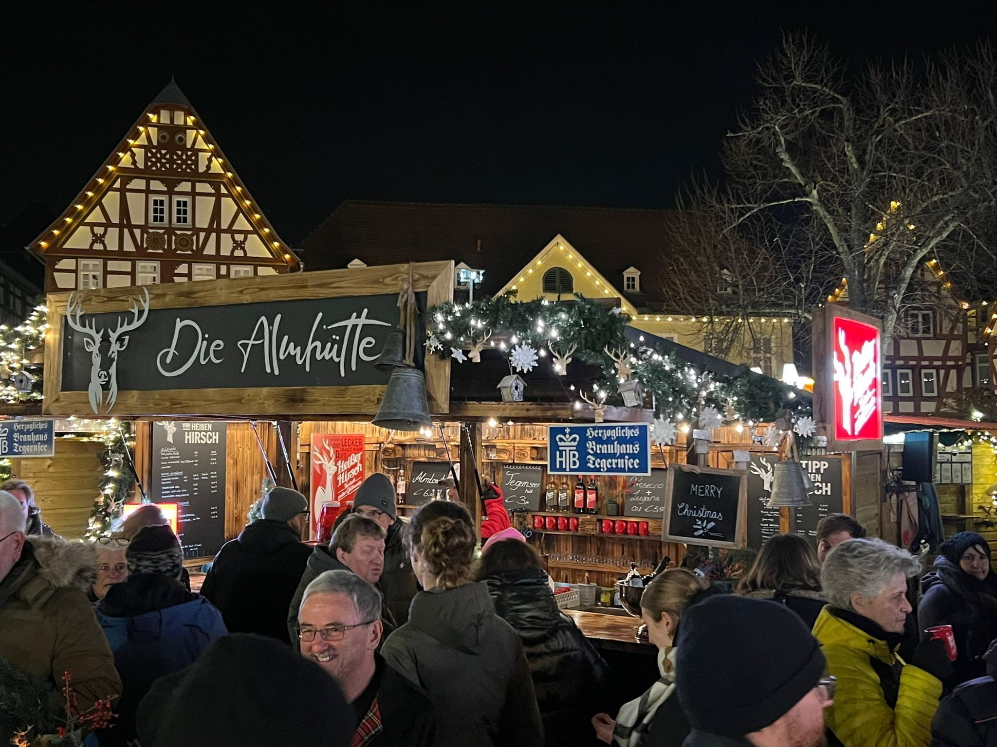 Die Almhütte im Winter – Außen mit Gästen