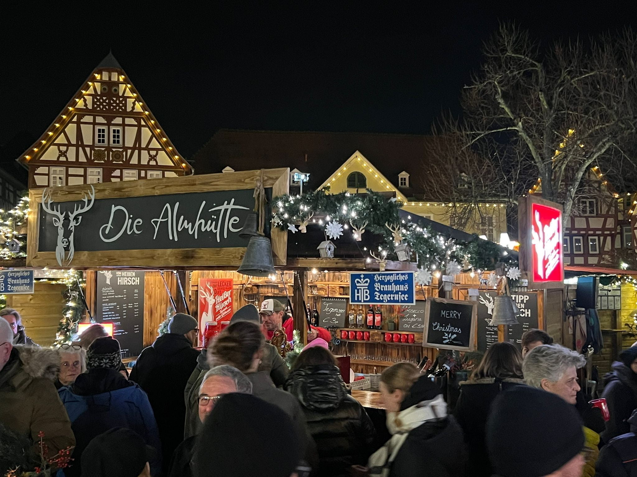 Die Almhütte im Winter – Stimmung mit Gästen