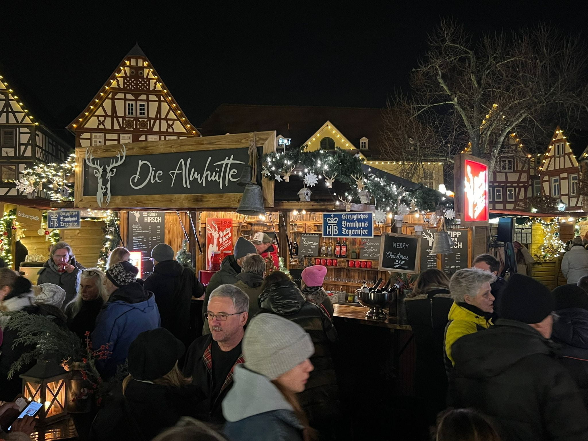 Die Almhütte im Winter – beleuchtet mit Gästen
